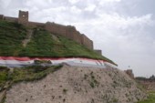 Burg von Aleppo, April 2012. Syrische Fahne umgiebt die Burg